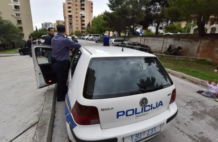 POŽAR U &Scaron;IBENIKU: Vatra uni&scaron;tila četiri motocikla i automobil