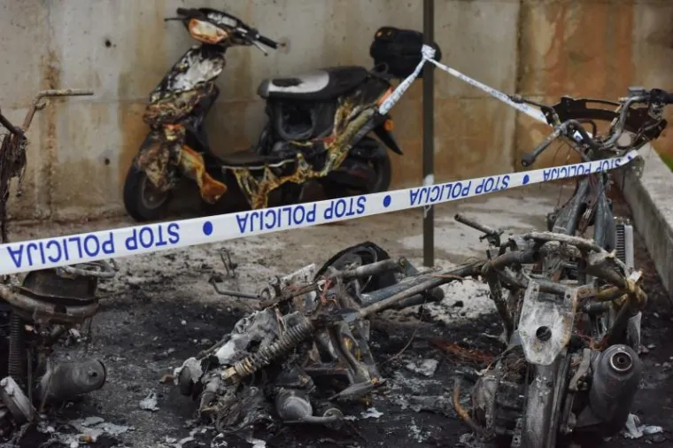 POŽAR U &Scaron;IBENIKU: Vatra uni&scaron;tila četiri motocikla i automobil