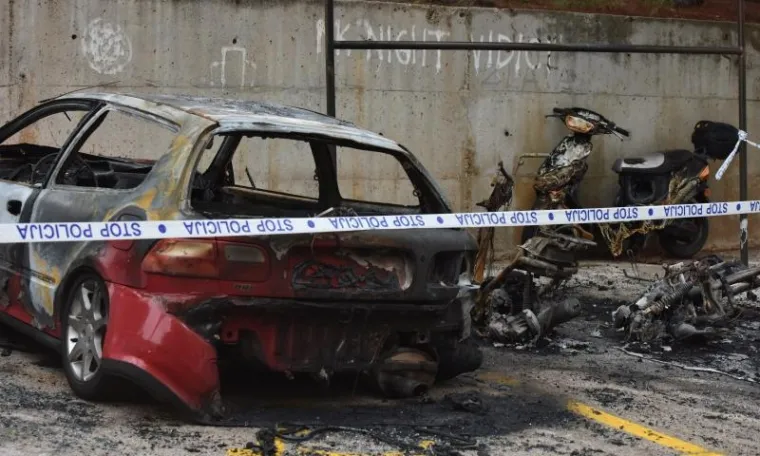 POŽAR U &Scaron;IBENIKU: Vatra uni&scaron;tila četiri motocikla i automobil