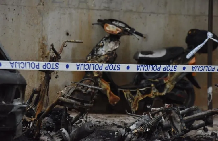 POŽAR U &Scaron;IBENIKU: Vatra uni&scaron;tila četiri motocikla i automobil