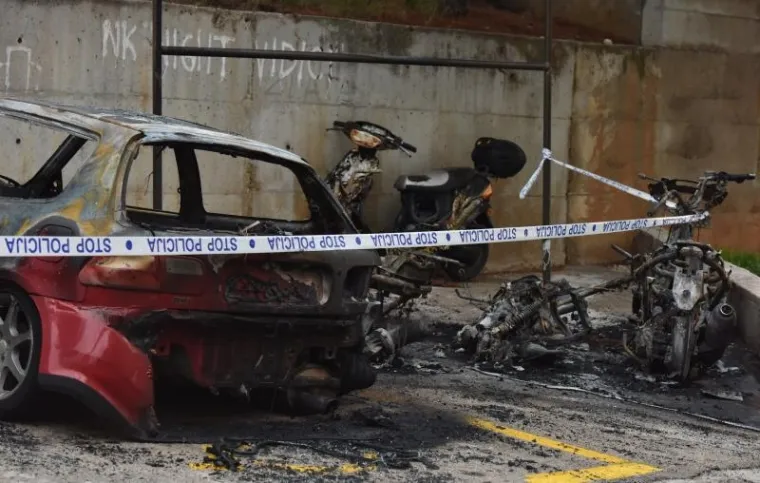 POŽAR U &Scaron;IBENIKU: Vatra uni&scaron;tila četiri motocikla i automobil