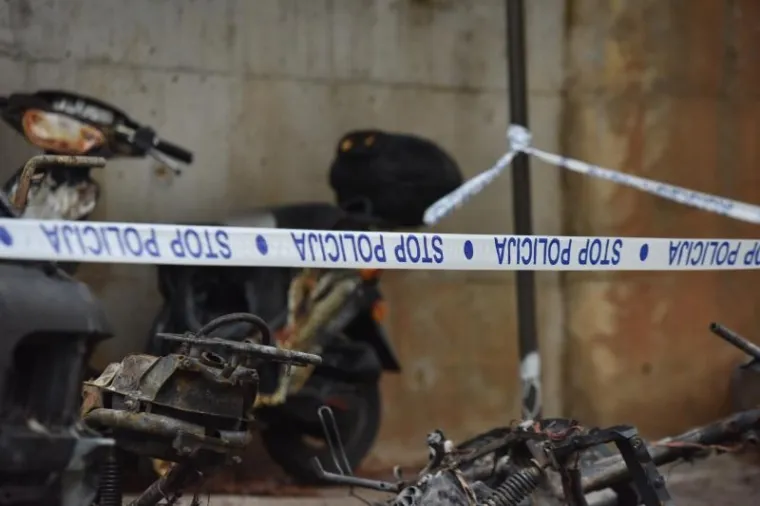 POŽAR U &Scaron;IBENIKU: Vatra uni&scaron;tila četiri motocikla i automobil