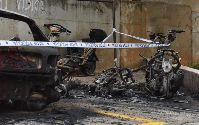 POŽAR U &Scaron;IBENIKU: Vatra uni&scaron;tila četiri motocikla i automobil