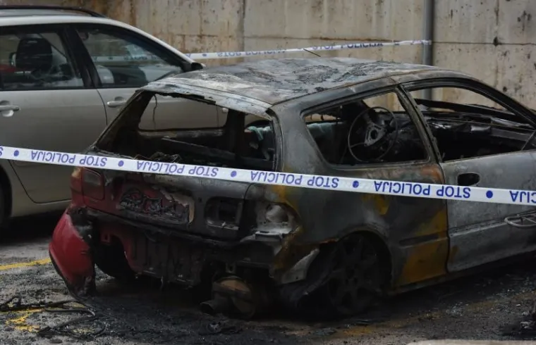 POŽAR U &Scaron;IBENIKU: Vatra uni&scaron;tila četiri motocikla i automobil