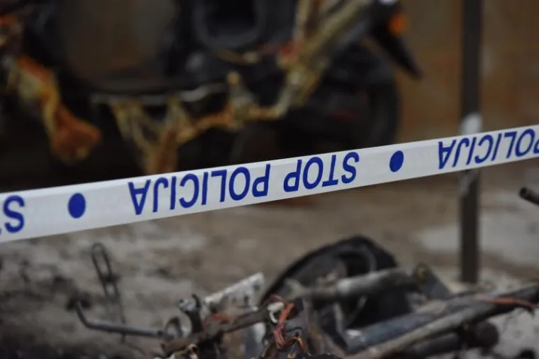 POŽAR U &Scaron;IBENIKU: Vatra uni&scaron;tila četiri motocikla i automobil