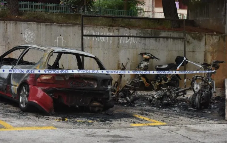 U požaru u naselju Vidici u &Scaron;ibeniku izgorjela su noćas četiri motocikla i jedno osobno vozilo, izvijestila je policija.