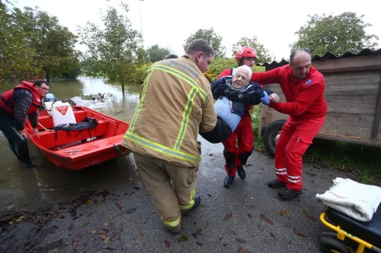 I Kupa i Korana su u petak ujutro prema&scaron;ile rekorde vodostaja, pa i pro&scaron;logodi&scaron;nje kada je bila velika poplava u Karlovcu, gradonačelnik je zatražio od župana progla&scaron;enje elementarne nepogode, no u branjenom dijelu Karlovca nema potrebe za evakuacijom.