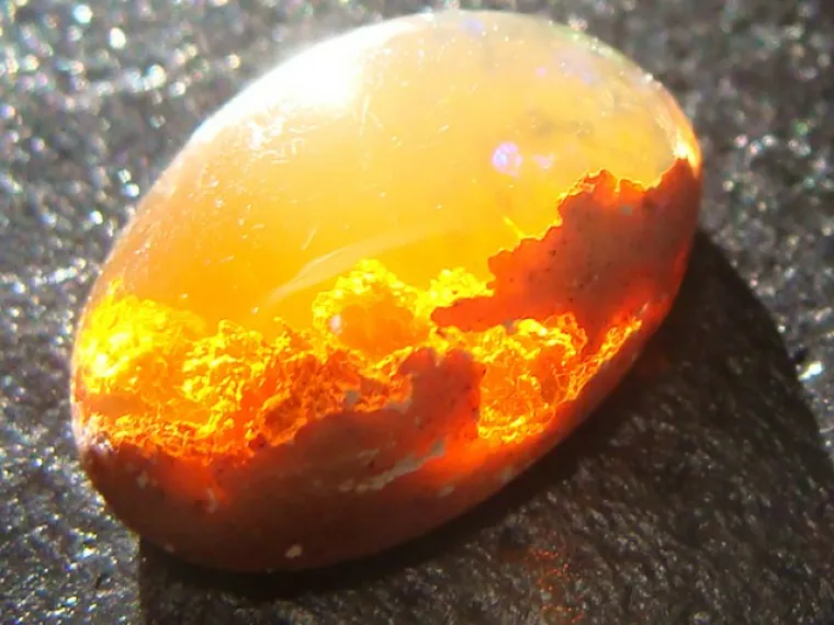 Opal 'Plameni suton'