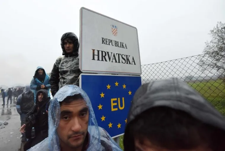 Migranti proveli ki&scaron;nu noć na granici sa Slovenijom