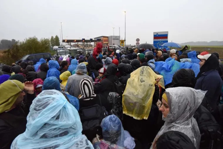 Migranti proveli ki&scaron;nu noć na granici sa Slovenijom
