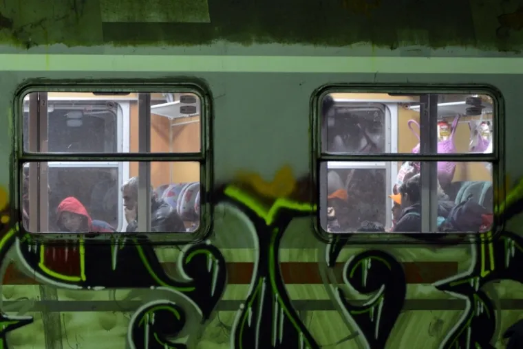 U Čakovec je nakon ponoći do&scaron;ao vlak iz Tovarnika s oko 1.800 ljudi. Iako se hrvatska policija nije mogla dogovoriti sa slovenskim kolegama o prihvatu, vlak je ne&scaron;to prije dva sata nastavio put prema Sloveniji i u 2.10 bio u Trnovcu, 200 metara od granice. U Sredi&scaron;ću ob Dravi na pruzi su postavljene prepreke, a izbjeglice pu&scaron;tene iz vlaka dočekala je slovenska interventna policija sa psima i netom dignuta žičana ograda koja ih ne pu&scaron;ta preko granice.