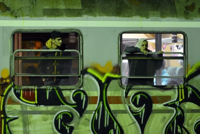 TOPAO DOČEK: Pokisle izbjeglice na granici dočekali žica, psi i slovenska interventna policija