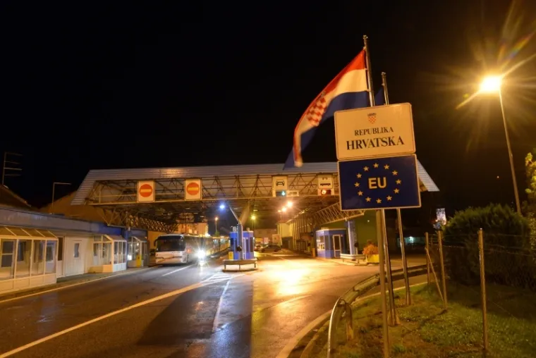 U 02:15 na granični prijelaz Mursko Sredi&scaron;će stiglo je 6 praznih autobusa. Slovenska policija vjeruje da su ih hrvatske kolege htjele nasamariti praznim autobusima na granici nakon &scaron;to su petstotinjak migranata pustili u Sloveniju na graničnom prijelazu Banfi.