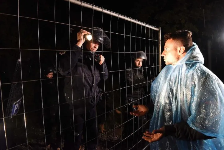 U Čakovec je nakon ponoći do&scaron;ao vlak iz Tovarnika s oko 1.800 ljudi. Iako se hrvatska policija nije mogla dogovoriti sa slovenskim kolegama o prihvatu, vlak je ne&scaron;to prije dva sata nastavio put prema Sloveniji i u 2.10 bio u Trnovcu, 200 metara od granice. U Sredi&scaron;ću ob Dravi na pruzi su postavljene prepreke, a izbjeglice pu&scaron;tene iz vlaka dočekala je slovenska interventna policija sa psima i netom dignuta žičana ograda koja ih ne pu&scaron;ta preko granice.