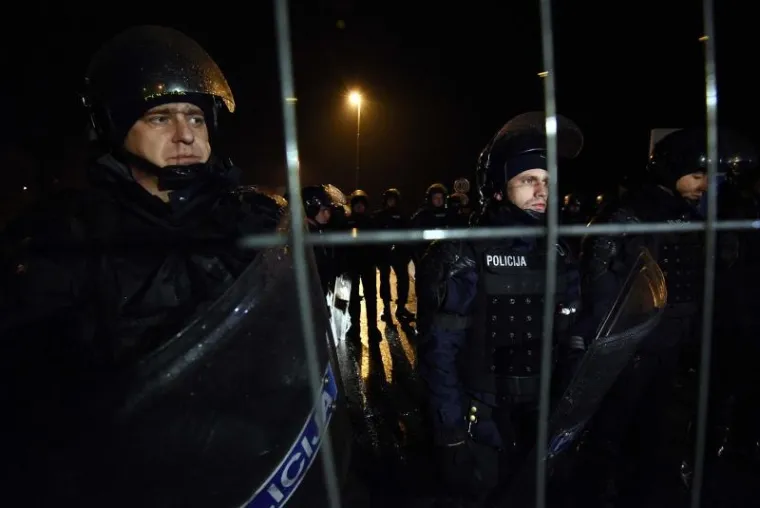 U Čakovec je nakon ponoći do&scaron;ao vlak iz Tovarnika s oko 1.800 ljudi. Iako se hrvatska policija nije mogla dogovoriti sa slovenskim kolegama o prihvatu, vlak je ne&scaron;to prije dva sata nastavio put prema Sloveniji i u 2.10 bio u Trnovcu, 200 metara od granice. U Sredi&scaron;ću ob Dravi na pruzi su postavljene prepreke, a izbjeglice pu&scaron;tene iz vlaka dočekala je slovenska interventna policija sa psima i netom dignuta žičana ograda koja ih ne pu&scaron;ta preko granice.