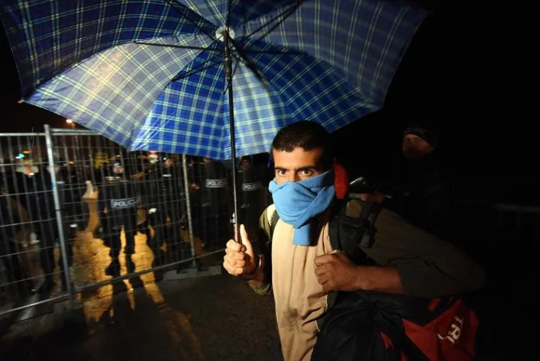 U Čakovec je nakon ponoći do&scaron;ao vlak iz Tovarnika s oko 1.800 ljudi. Iako se hrvatska policija nije mogla dogovoriti sa slovenskim kolegama o prihvatu, vlak je ne&scaron;to prije dva sata nastavio put prema Sloveniji i u 2.10 bio u Trnovcu, 200 metara od granice. U Sredi&scaron;ću ob Dravi na pruzi su postavljene prepreke, a izbjeglice pu&scaron;tene iz vlaka dočekala je slovenska interventna policija sa psima i netom dignuta žičana ograda koja ih ne pu&scaron;ta preko granice.