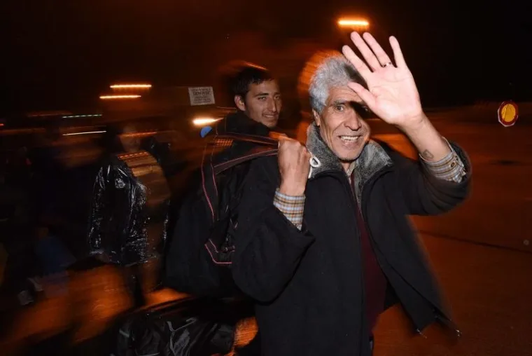 U Čakovec je nakon ponoći do&scaron;ao vlak iz Tovarnika s oko 1.800 ljudi. Iako se hrvatska policija nije mogla dogovoriti sa slovenskim kolegama o prihvatu, vlak je ne&scaron;to prije dva sata nastavio put prema Sloveniji i u 2.10 bio u Trnovcu, 200 metara od granice. U Sredi&scaron;ću ob Dravi na pruzi su postavljene prepreke, a izbjeglice pu&scaron;tene iz vlaka dočekala je slovenska interventna policija sa psima i netom dignuta žičana ograda koja ih ne pu&scaron;ta preko granice.