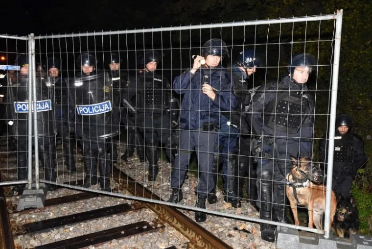 U Čakovec je nakon ponoći do&scaron;ao vlak iz Tovarnika s oko 1.800 ljudi. Iako se hrvatska policija nije mogla dogovoriti sa slovenskim kolegama o prihvatu, vlak je ne&scaron;to prije dva sata nastavio put prema Sloveniji i u 2.10 bio u Trnovcu, 200 metara od granice. U Sredi&scaron;ću ob Dravi na pruzi su postavljene prepreke, a izbjeglice pu&scaron;tene iz vlaka dočekala je slovenska interventna policija sa psima i netom dignuta žičana ograda koja ih ne pu&scaron;ta preko granice.