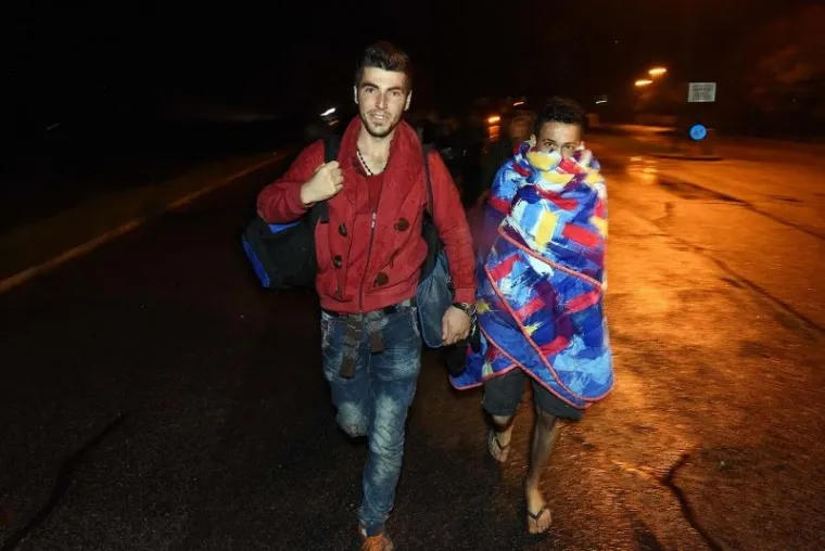 U Čakovec je nakon ponoći do&scaron;ao vlak iz Tovarnika s oko 1.800 ljudi. Iako se hrvatska policija nije mogla dogovoriti sa slovenskim kolegama o prihvatu, vlak je ne&scaron;to prije dva sata nastavio put prema Sloveniji i u 2.10 bio u Trnovcu, 200 metara od granice. U Sredi&scaron;ću ob Dravi na pruzi su postavljene prepreke, a izbjeglice pu&scaron;tene iz vlaka dočekala je slovenska interventna policija sa psima i netom dignuta žičana ograda koja ih ne pu&scaron;ta preko granice.