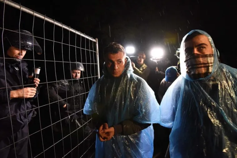 U Čakovec je nakon ponoći do&scaron;ao vlak iz Tovarnika s oko 1.800 ljudi. Iako se hrvatska policija nije mogla dogovoriti sa slovenskim kolegama o prihvatu, vlak je ne&scaron;to prije dva sata nastavio put prema Sloveniji i u 2.10 bio u Trnovcu, 200 metara od granice. U Sredi&scaron;ću ob Dravi na pruzi su postavljene prepreke, a izbjeglice pu&scaron;tene iz vlaka dočekala je slovenska interventna policija sa psima i netom dignuta žičana ograda koja ih ne pu&scaron;ta preko granice.