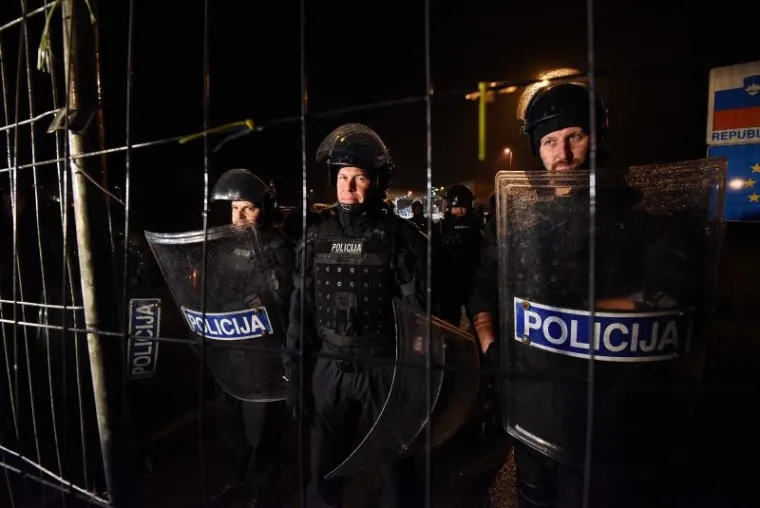 U Čakovec je nakon ponoći do&scaron;ao vlak iz Tovarnika s oko 1.800 ljudi. Iako se hrvatska policija nije mogla dogovoriti sa slovenskim kolegama o prihvatu, vlak je ne&scaron;to prije dva sata nastavio put prema Sloveniji i u 2.10 bio u Trnovcu, 200 metara od granice. U Sredi&scaron;ću ob Dravi na pruzi su postavljene prepreke, a izbjeglice pu&scaron;tene iz vlaka dočekala je slovenska interventna policija sa psima i netom dignuta žičana ograda koja ih ne pu&scaron;ta preko granice.