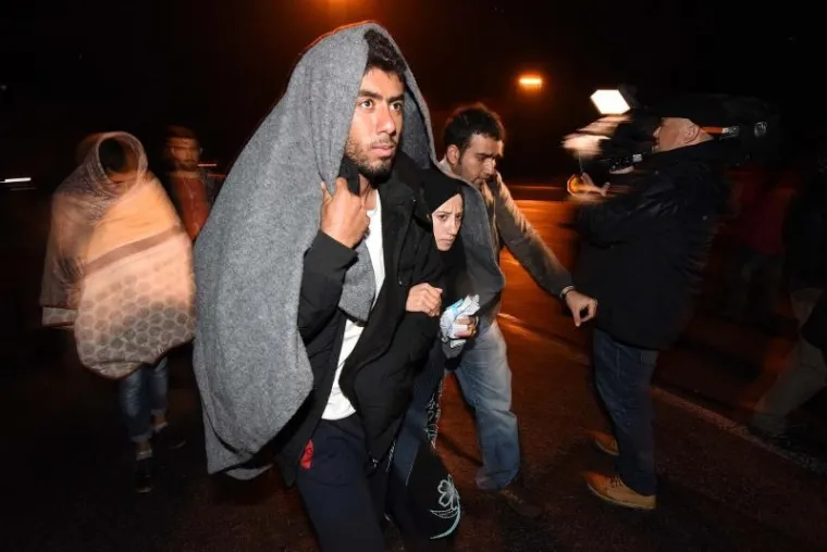 U Čakovec je nakon ponoći do&scaron;ao vlak iz Tovarnika s oko 1.800 ljudi. Iako se hrvatska policija nije mogla dogovoriti sa slovenskim kolegama o prihvatu, vlak je ne&scaron;to prije dva sata nastavio put prema Sloveniji i u 2.10 bio u Trnovcu, 200 metara od granice. U Sredi&scaron;ću ob Dravi na pruzi su postavljene prepreke, a izbjeglice pu&scaron;tene iz vlaka dočekala je slovenska interventna policija sa psima i netom dignuta žičana ograda koja ih ne pu&scaron;ta preko granice.