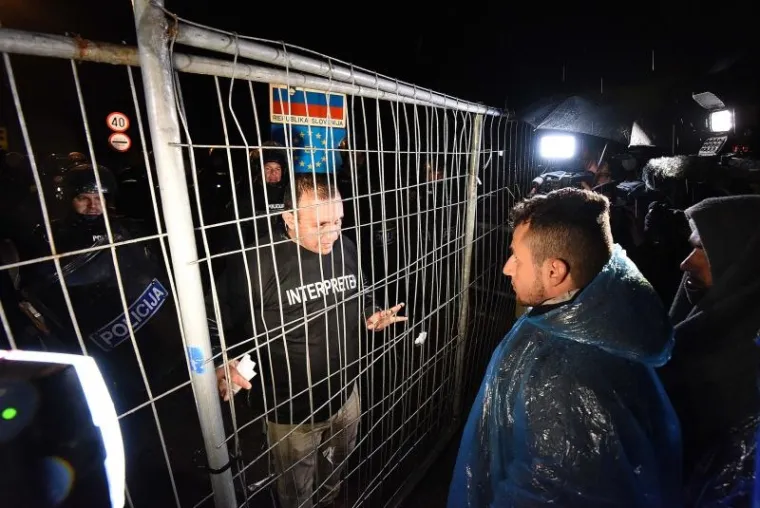 U Čakovec je nakon ponoći do&scaron;ao vlak iz Tovarnika s oko 1.800 ljudi. Iako se hrvatska policija nije mogla dogovoriti sa slovenskim kolegama o prihvatu, vlak je ne&scaron;to prije dva sata nastavio put prema Sloveniji i u 2.10 bio u Trnovcu, 200 metara od granice. U Sredi&scaron;ću ob Dravi na pruzi su postavljene prepreke, a izbjeglice pu&scaron;tene iz vlaka dočekala je slovenska interventna policija sa psima i netom dignuta žičana ograda koja ih ne pu&scaron;ta preko granice.