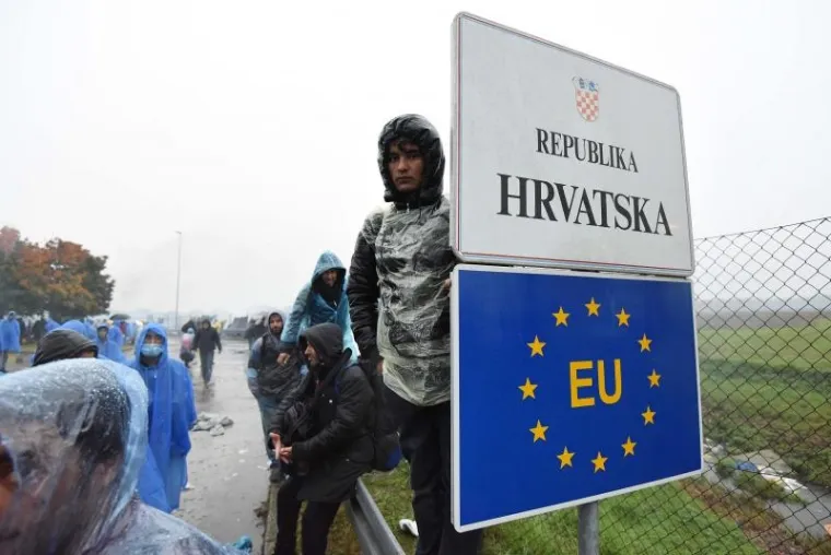 DJECA SJEDE MOKRA U BLATU: Izbjeglice se sklanjaju pred ki&scaron;om kako znaju i umiju