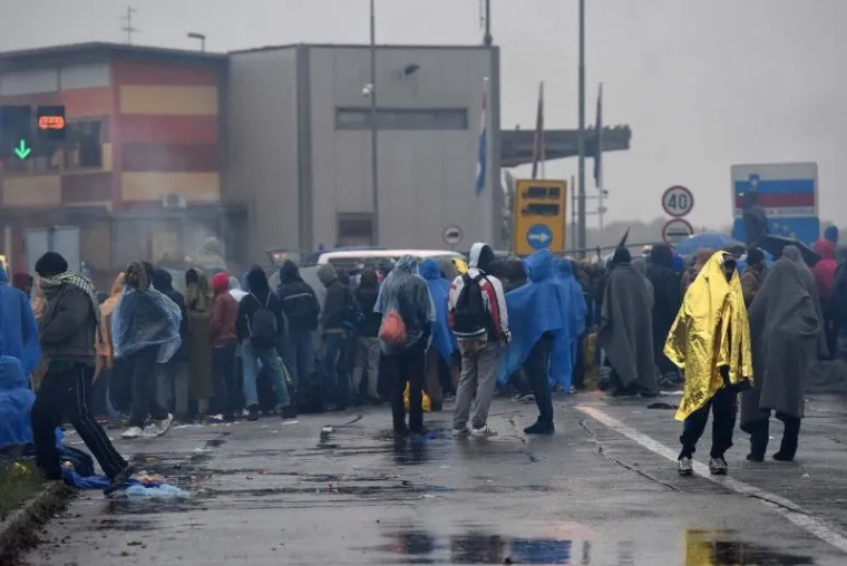 Izbjeglice, među kojima je puno djece, provele su noć na granici sa Slovenijom. Slovenska policija jo&scaron; ih ne pu&scaron;ta prema Austriji.