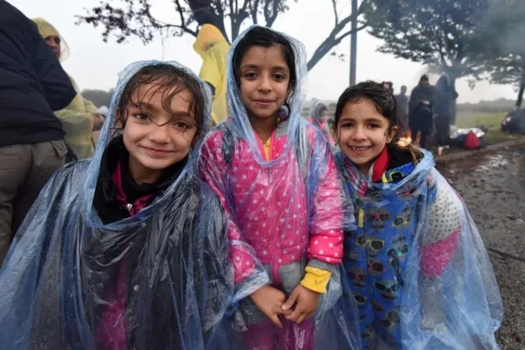 Izbjeglice, među kojima je puno djece, provele su noć na granici sa Slovenijom. Slovenska policija jo&scaron; ih ne pu&scaron;ta prema Austriji.