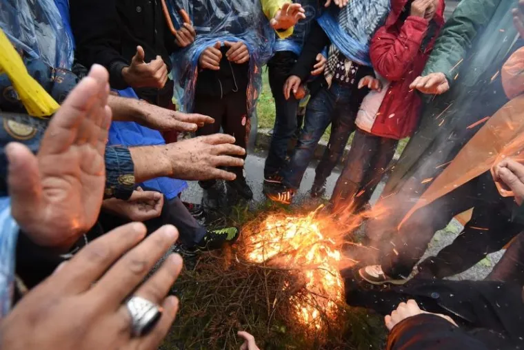 Izbjeglice, među kojima je puno djece, provele su noć na granici sa Slovenijom. Slovenska policija jo&scaron; ih ne pu&scaron;ta prema Austriji.