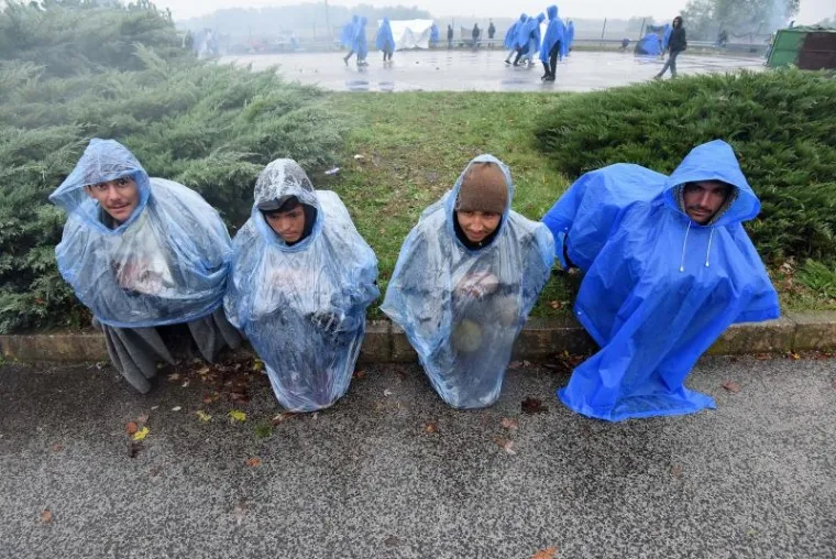 Iako je Slovenija objavila da će početi primati migrante, na granici izbjeglice, među kojima je mnogo žena i djece, čekaju na ki&scaron;i i hladnoći. Izbjeglice su primile pomoć Crvenog križa no Slovenija ih jo&scaron; ne propu&scaron;ta preko granice.