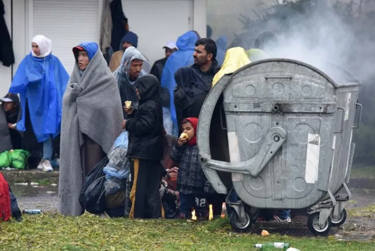 Iako je Slovenija objavila da će početi primati migrante, na granici izbjeglice, među kojima je mnogo žena i djece, čekaju na ki&scaron;i i hladnoći. Izbjeglice su primile pomoć Crvenog križa no Slovenija ih jo&scaron; ne propu&scaron;ta preko granice.