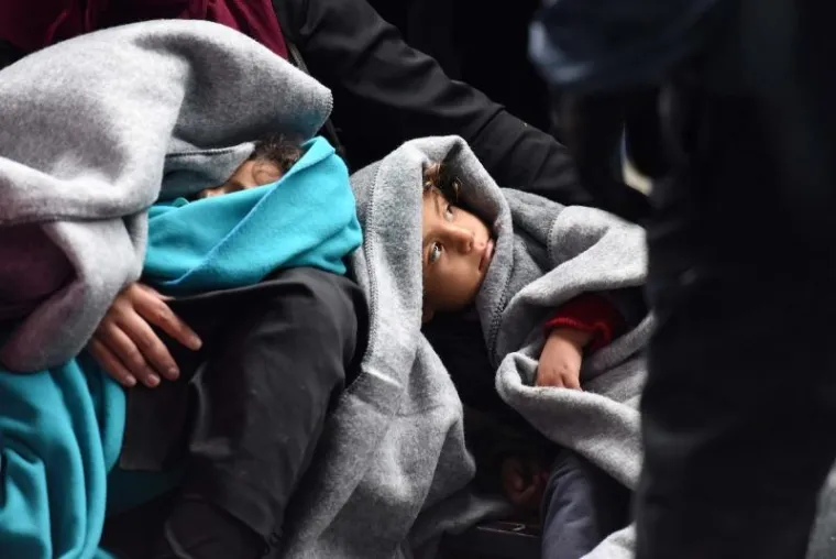 Iako je Slovenija objavila da će početi primati migrante, na granici izbjeglice, među kojima je mnogo žena i djece, čekaju na ki&scaron;i i hladnoći. Izbjeglice su primile pomoć Crvenog križa no Slovenija ih jo&scaron; ne propu&scaron;ta preko granice.