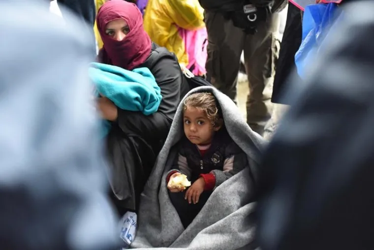 Iako je Slovenija objavila da će početi primati migrante, na granici izbjeglice, među kojima je mnogo žena i djece, čekaju na ki&scaron;i i hladnoći. Izbjeglice su primile pomoć Crvenog križa no Slovenija ih jo&scaron; ne propu&scaron;ta preko granice.