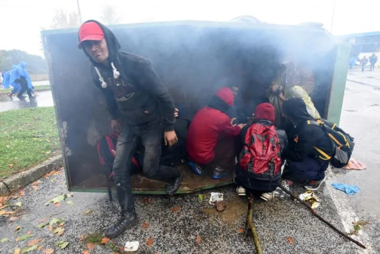 Iako je Slovenija objavila da će početi primati migrante, na granici izbjeglice, među kojima je mnogo žena i djece, čekaju na ki&scaron;i i hladnoći. Izbjeglice su primile pomoć Crvenog križa no Slovenija ih jo&scaron; ne propu&scaron;ta preko granice.