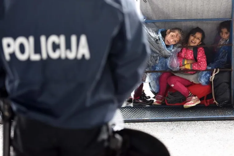 DJECA SJEDE MOKRA U BLATU: Izbjeglice se sklanjaju pred ki&scaron;om kako znaju i umiju