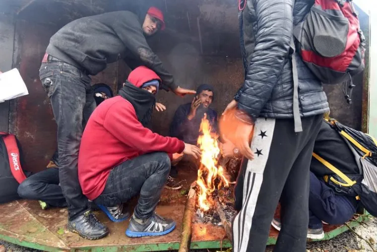 Iako je Slovenija objavila da će početi primati migrante, na granici izbjeglice, među kojima je mnogo žena i djece, čekaju na ki&scaron;i i hladnoći. Izbjeglice su primile pomoć Crvenog križa no Slovenija ih jo&scaron; ne propu&scaron;ta preko granice.