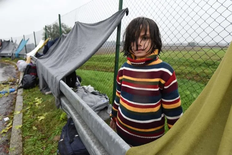 Iako je Slovenija objavila da će početi primati migrante, na granici izbjeglice, među kojima je mnogo žena i djece, čekaju na ki&scaron;i i hladnoći. Izbjeglice su primile pomoć Crvenog križa no Slovenija ih jo&scaron; ne propu&scaron;ta preko granice.