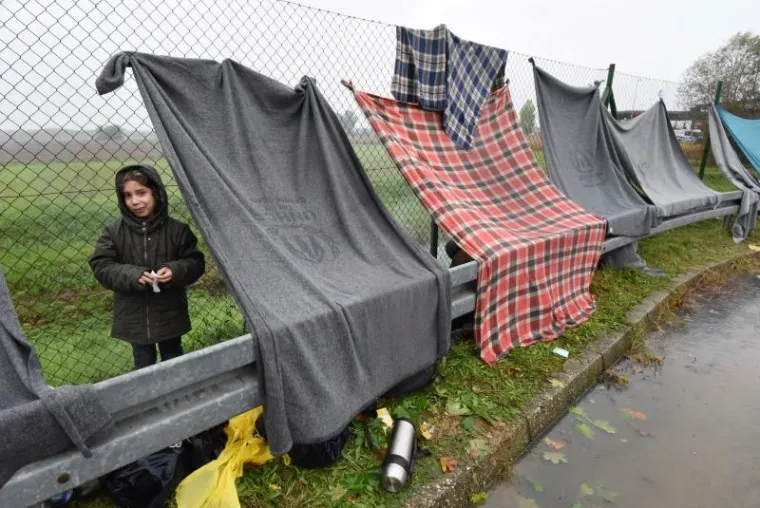 Iako je Slovenija objavila da će početi primati migrante, na granici izbjeglice, među kojima je mnogo žena i djece, čekaju na ki&scaron;i i hladnoći. Izbjeglice su primile pomoć Crvenog križa no Slovenija ih jo&scaron; ne propu&scaron;ta preko granice.