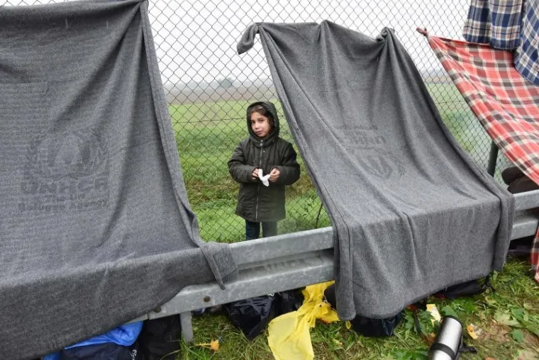 Iako je Slovenija objavila da će početi primati migrante, na granici izbjeglice, među kojima je mnogo žena i djece, čekaju na ki&scaron;i i hladnoći. Izbjeglice su primile pomoć Crvenog križa no Slovenija ih jo&scaron; ne propu&scaron;ta preko granice.