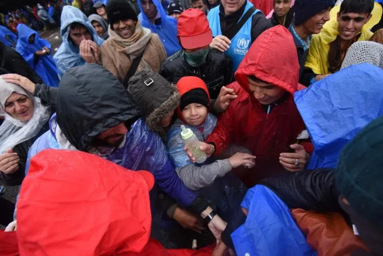 Iako je Slovenija objavila da će početi primati migrante, na granici izbjeglice, među kojima je mnogo žena i djece, čekaju na ki&scaron;i i hladnoći. Izbjeglice su primile pomoć Crvenog križa no Slovenija ih jo&scaron; ne propu&scaron;ta preko granice.