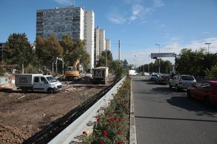 Nakon dugog zastoja nastavljeni su radovi na rušenju objekata na trasi spoja Branimirove čime se ostvaruju uvjeti za nastavak izgradnje punog profila te važne zagrebačke prometnice.