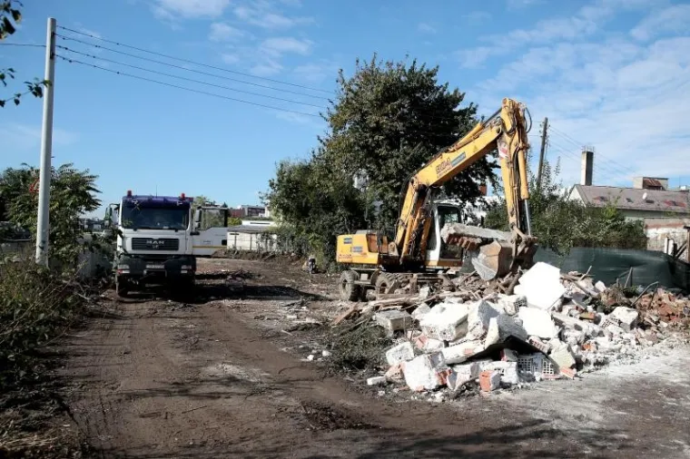 Nakon dugog zastoja nastavljeni su radovi na rušenju objekata na trasi spoja Branimirove čime se ostvaruju uvjeti za nastavak izgradnje punog profila te važne zagrebačke prometnice.