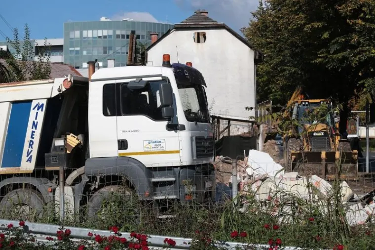 Nakon dugog zastoja nastavljeni su radovi na rušenju objekata na trasi spoja Branimirove čime se ostvaruju uvjeti za nastavak izgradnje punog profila te važne zagrebačke prometnice.