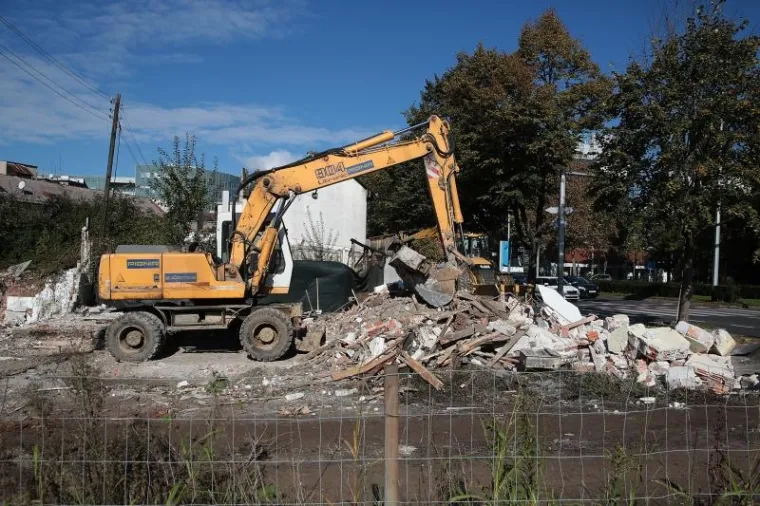 Nakon dugog zastoja nastavljeni su radovi na rušenju objekata na trasi spoja Branimirove čime se ostvaruju uvjeti za nastavak izgradnje punog profila te važne zagrebačke prometnice.