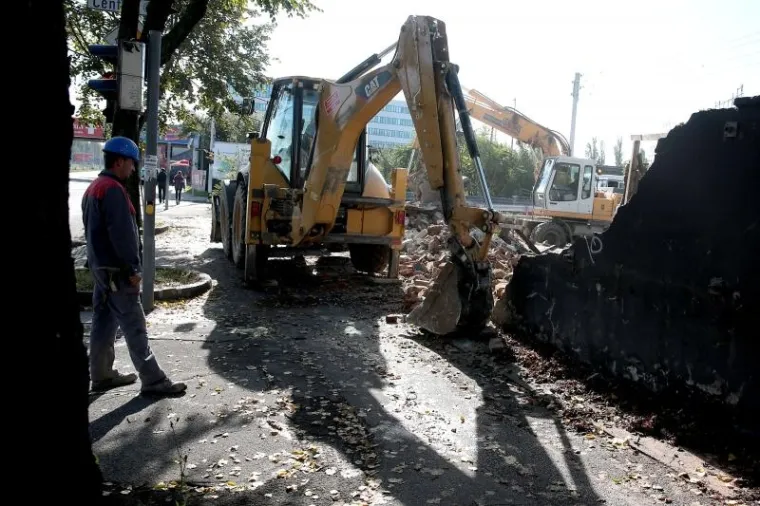 Nakon dugog zastoja nastavljeni su radovi na rušenju objekata na trasi spoja Branimirove čime se ostvaruju uvjeti za nastavak izgradnje punog profila te važne zagrebačke prometnice.