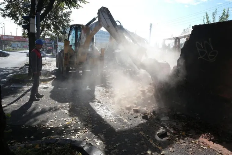 Nakon dugog zastoja nastavljeni su radovi na rušenju objekata na trasi spoja Branimirove čime se ostvaruju uvjeti za nastavak izgradnje punog profila te važne zagrebačke prometnice.