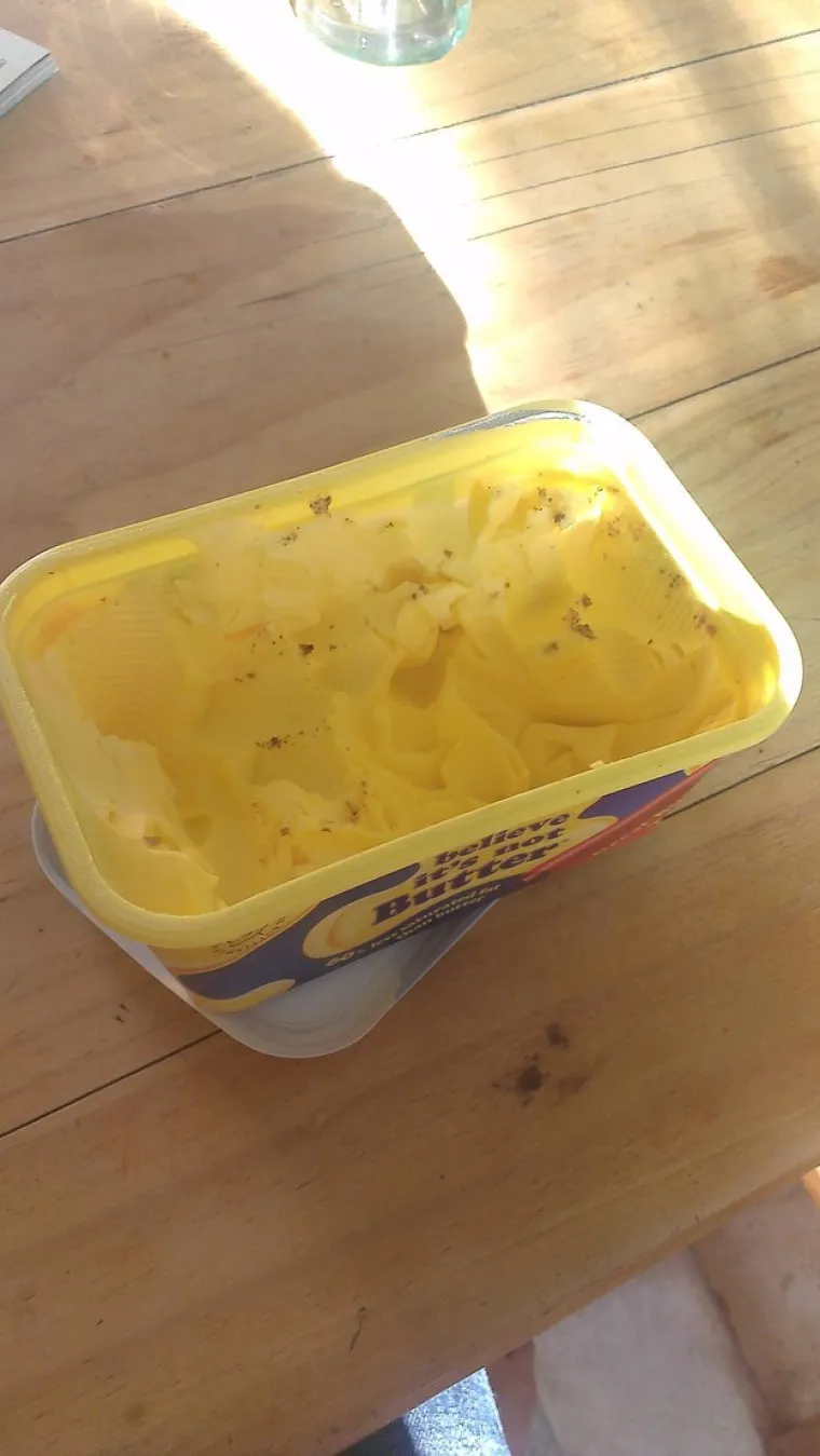 Mrvice kruha u maslacu.