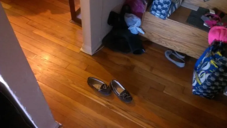 Ljudi koji ostavljaju cipele gdje god im to padne na pamet.